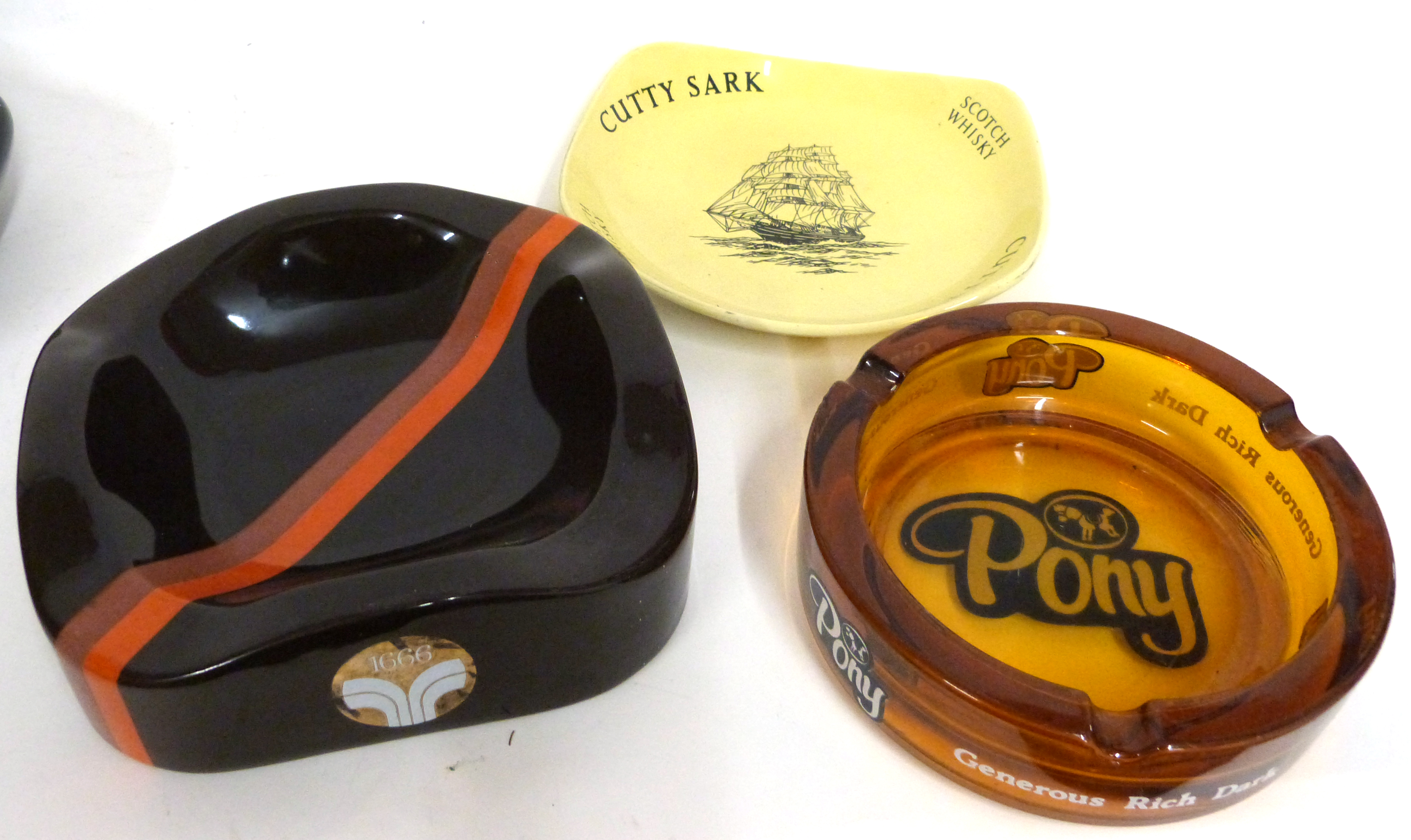 Collection of various pub collectables to include Cutty Sark dish etc - Image 2 of 3