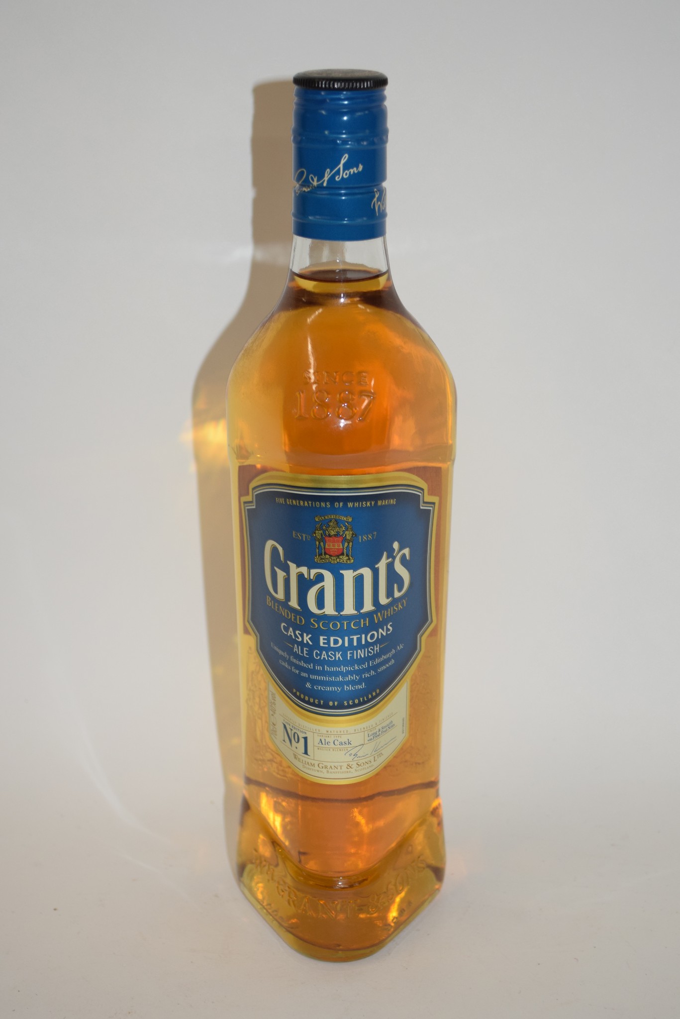 One bottle of Grant's blended Scotch Whisky, cask edition, 70cl, 40% vol