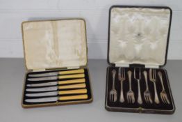 CASED SET OF FRUIT KNIVES AND SET OF CAKE FORKS