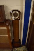 EARLY 20TH CENTURY GRANDMOTHER CLOCK IN WALNUT VENEERED CASE, 134CM HIGH