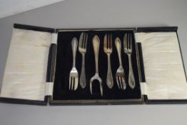 SET OF CAKE FORKS IN CASE