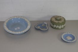 QTY OF WEDGWOOD ITEMS INCLUDING A GREEN BOX AND COVER, AND PIN TRAYS