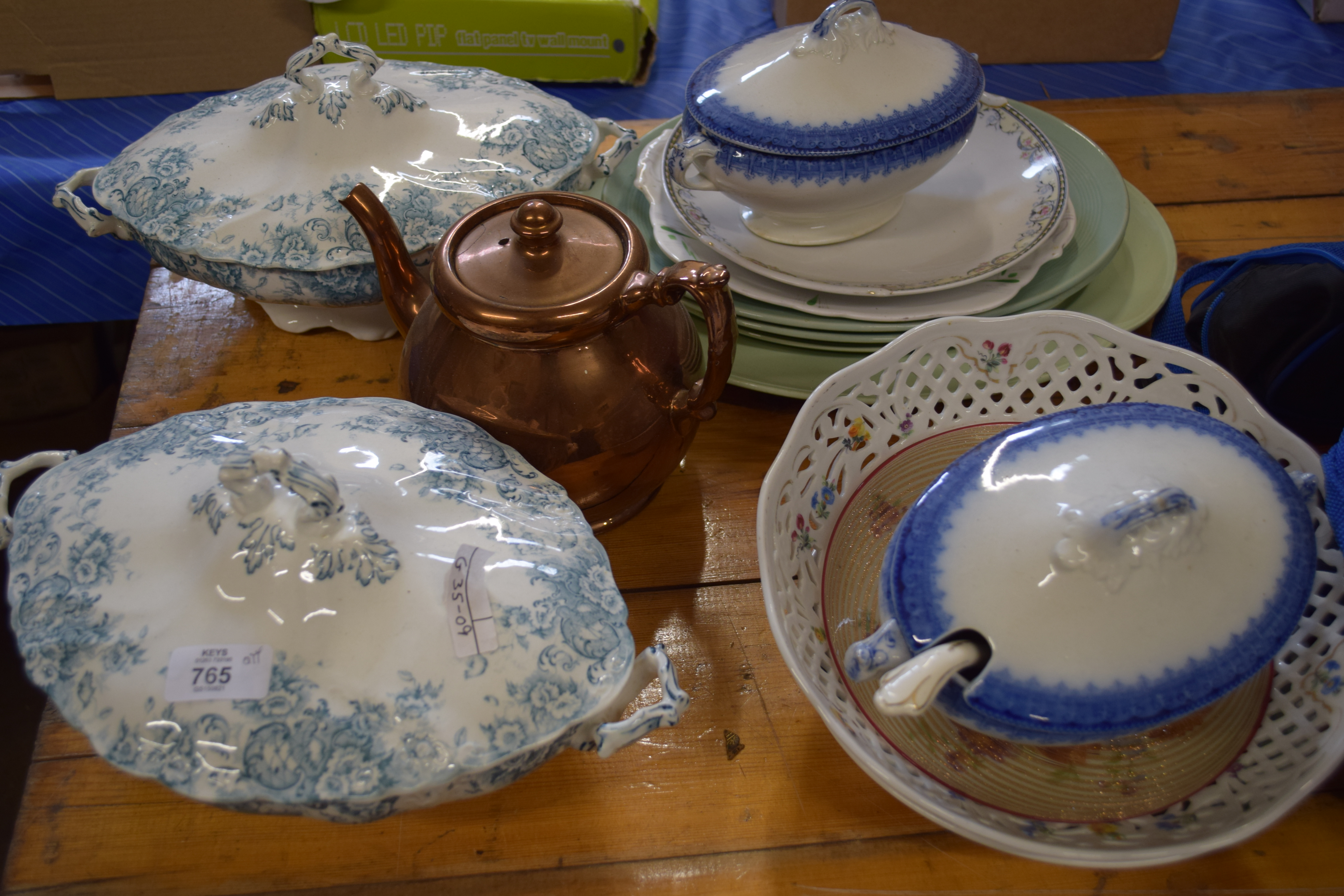 MIXED LOT: CERAMICS AND GLASS WARES TO INCLUDE COPPER LUSTRE TEA POT, VICTORIAN GARLAND PATTERN