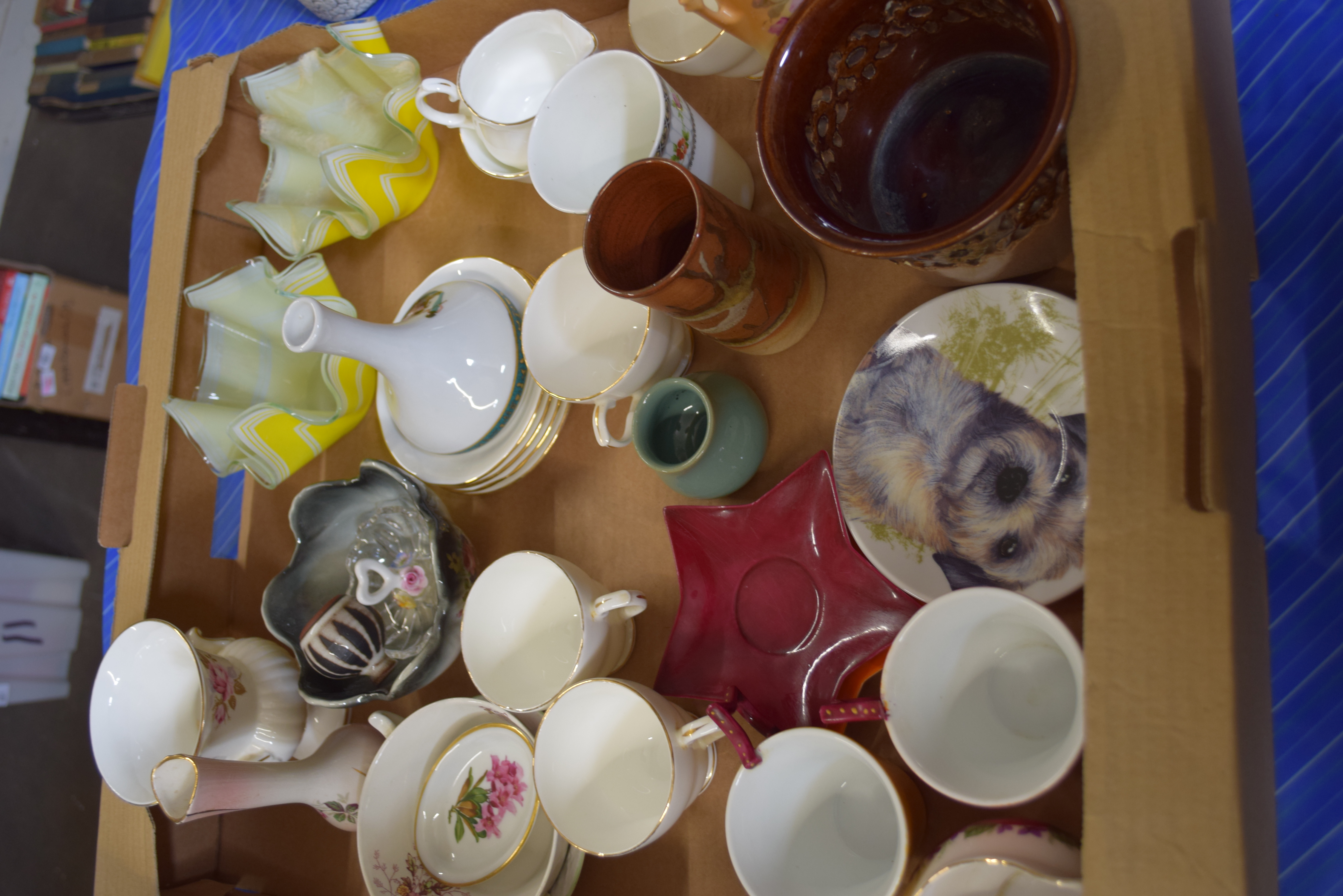 BOX OF MIXED WARES TO INCLUDE GLASS HANDKERCHIEF VASES, TEA CUPS, SAUCERS ETC