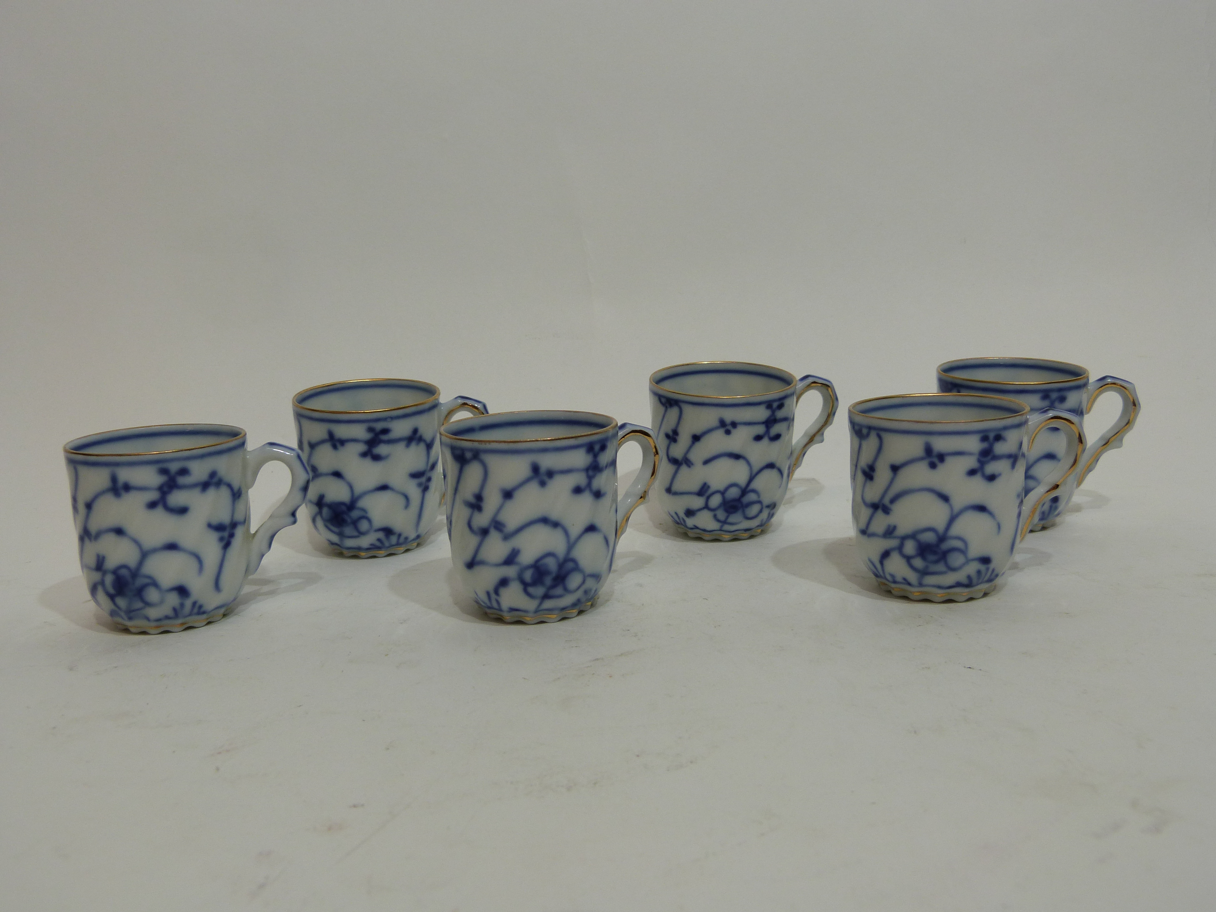 Miniature tea set with a blue design in Meissen style comprising small tea pot, sucrier and cover, - Image 3 of 6