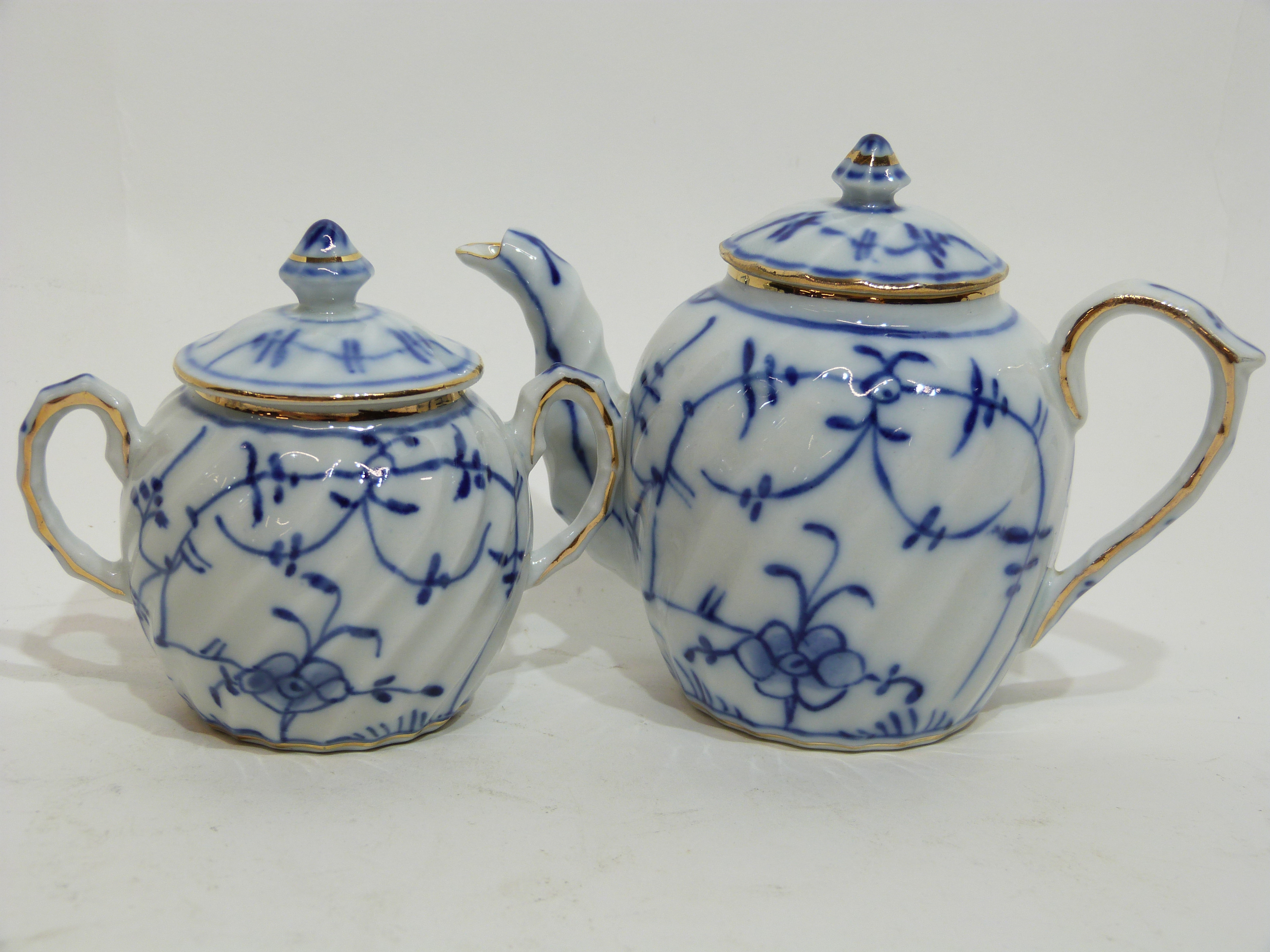 Miniature tea set with a blue design in Meissen style comprising small tea pot, sucrier and cover, - Image 6 of 6