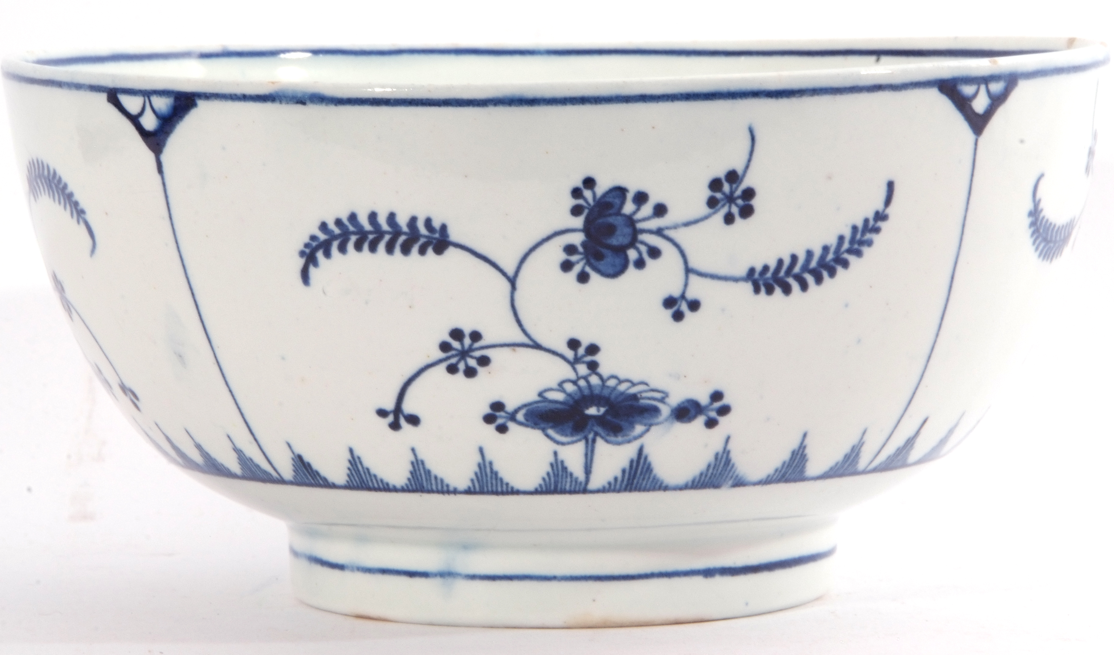 Lowestoft porcelain bowl decorated in bright tones of blue with the Meissen Immortelle pattern, - Image 4 of 7