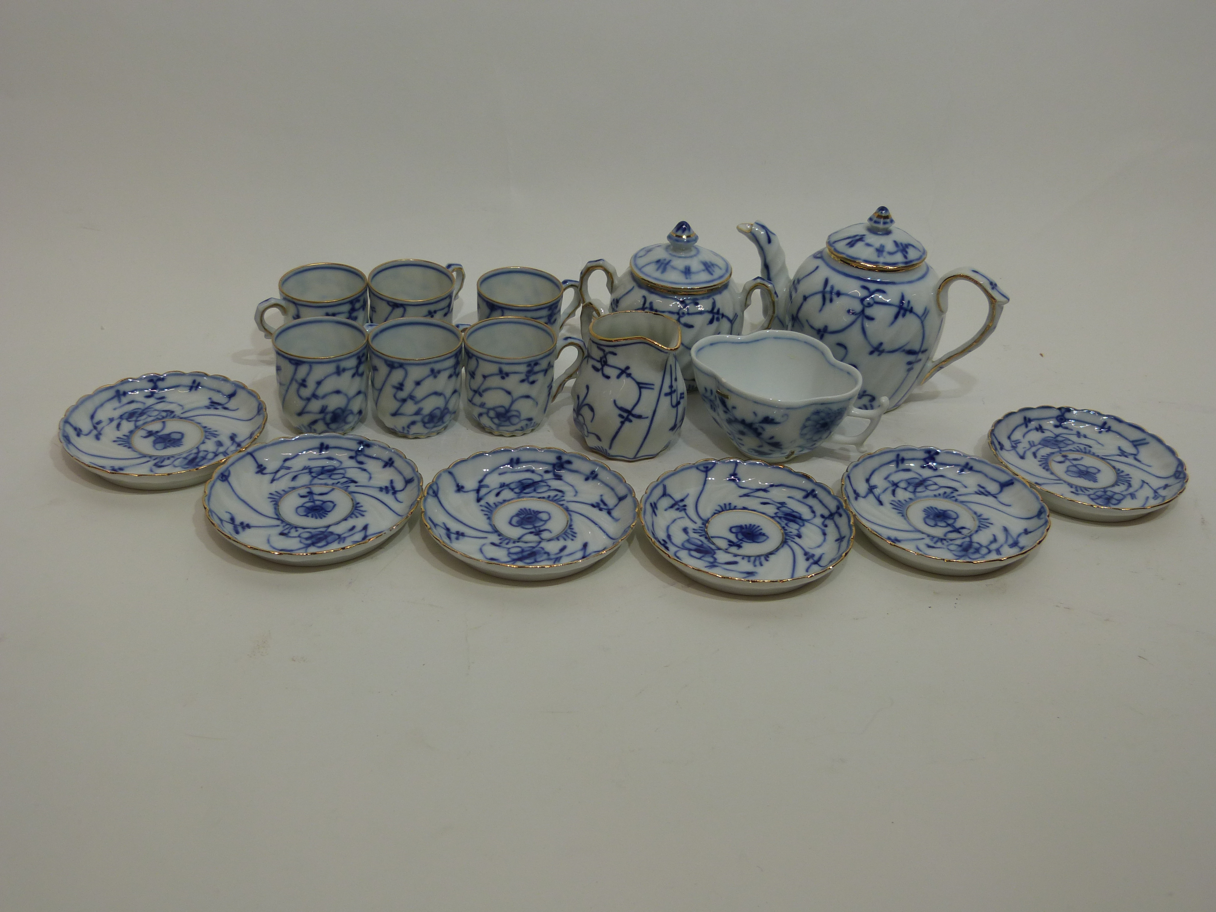 Miniature tea set with a blue design in Meissen style comprising small tea pot, sucrier and cover, - Image 2 of 6