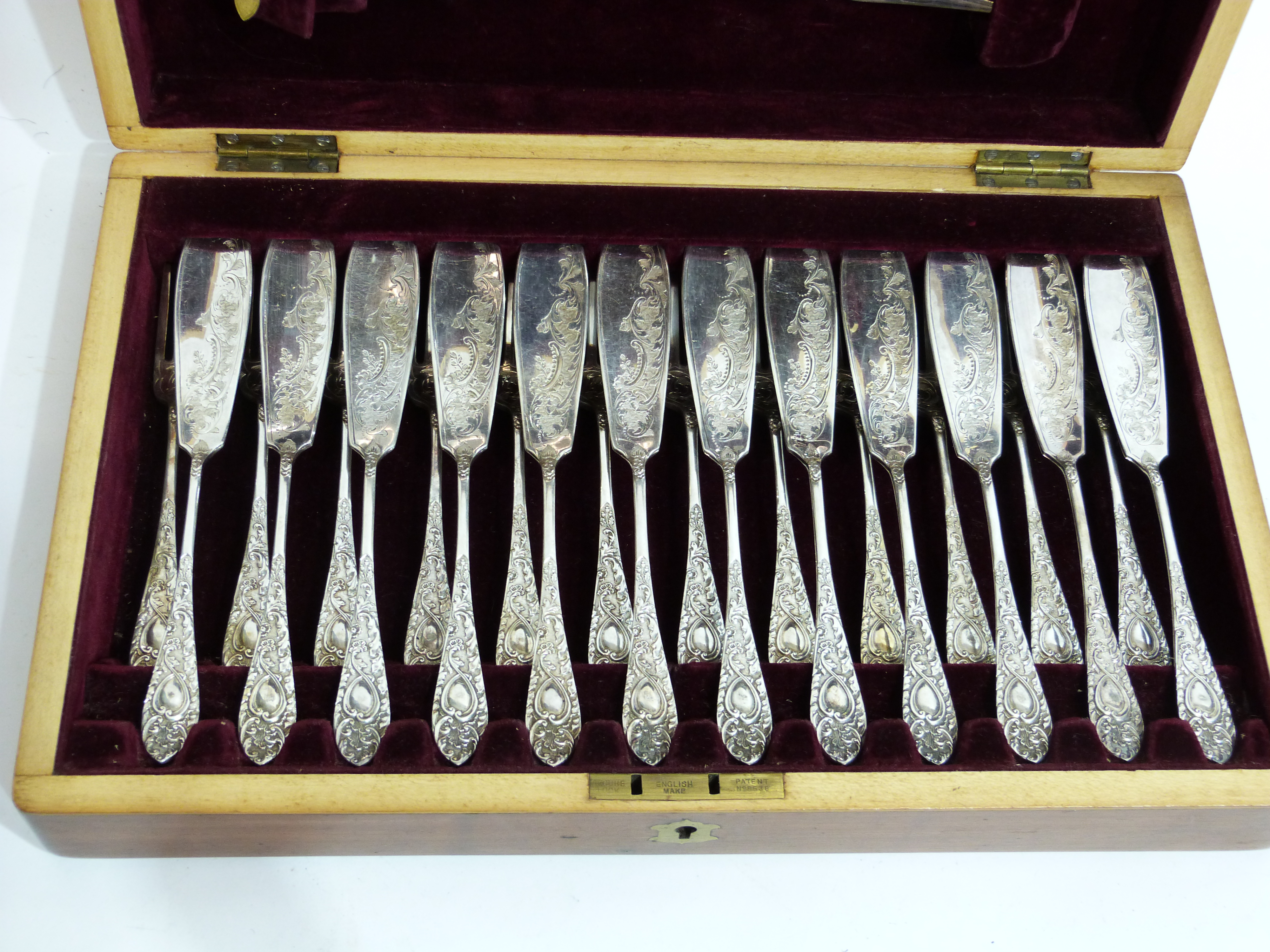 Mahogany cased set of 12 silver plated Fish Eaters and matching Servers - Image 2 of 3