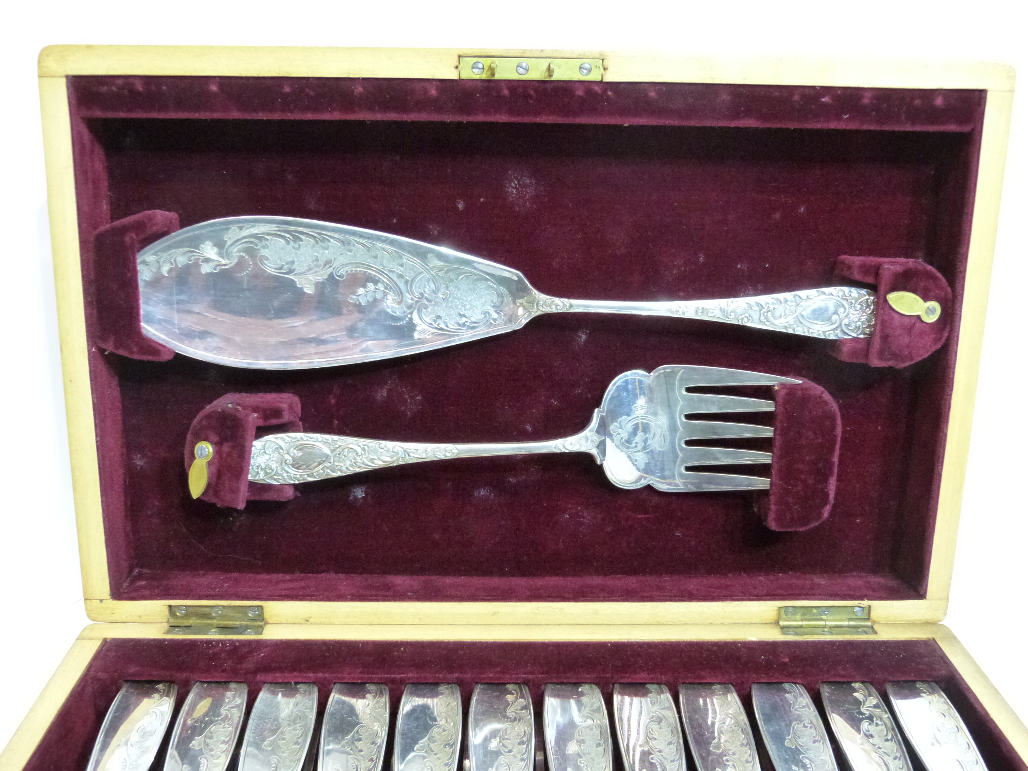 Mahogany cased set of 12 silver plated Fish Eaters and matching Servers - Image 3 of 3