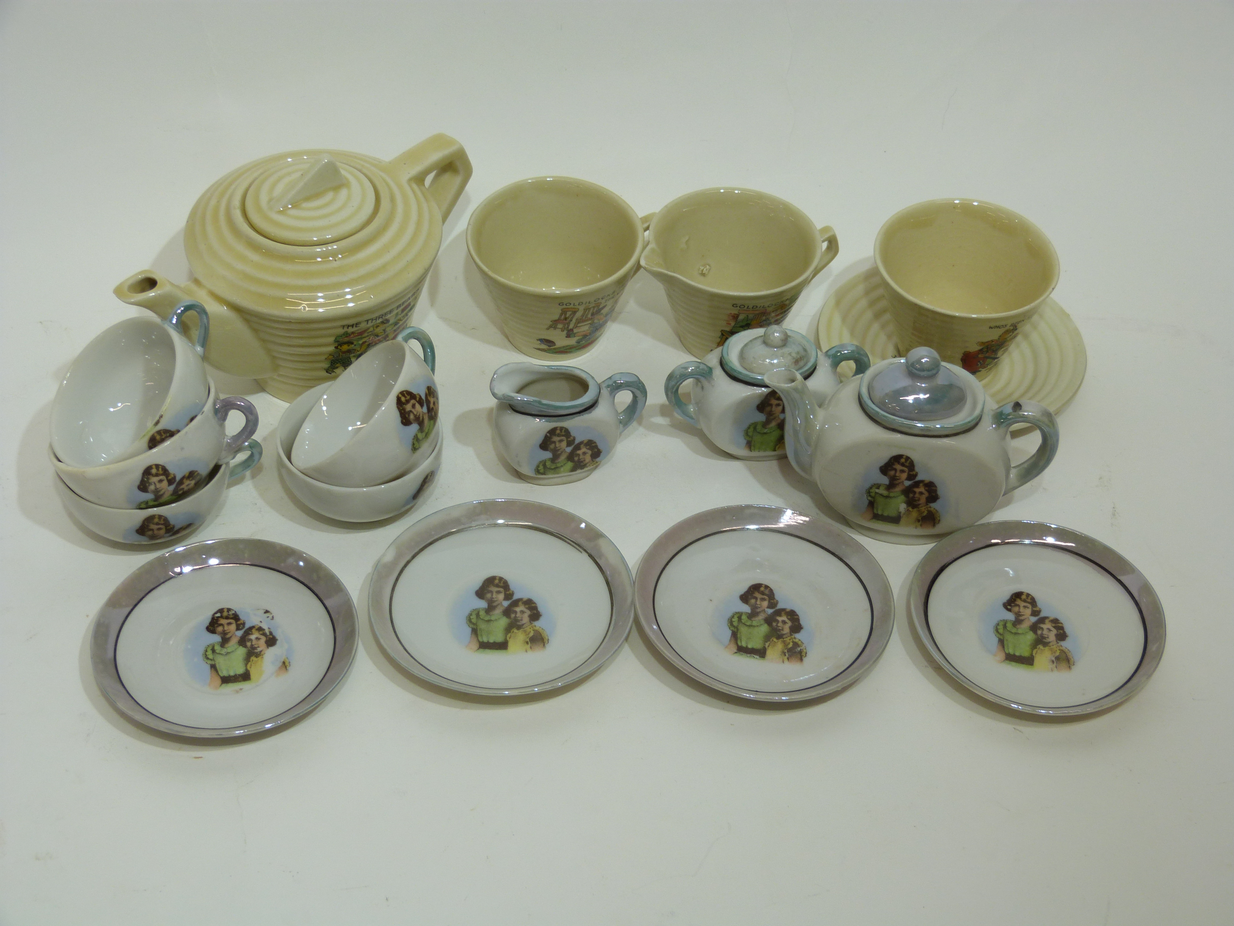 Mid 20th century toy tea set with a print of the Princesses Elizabeth and Margaret, comprising tea - Image 2 of 2