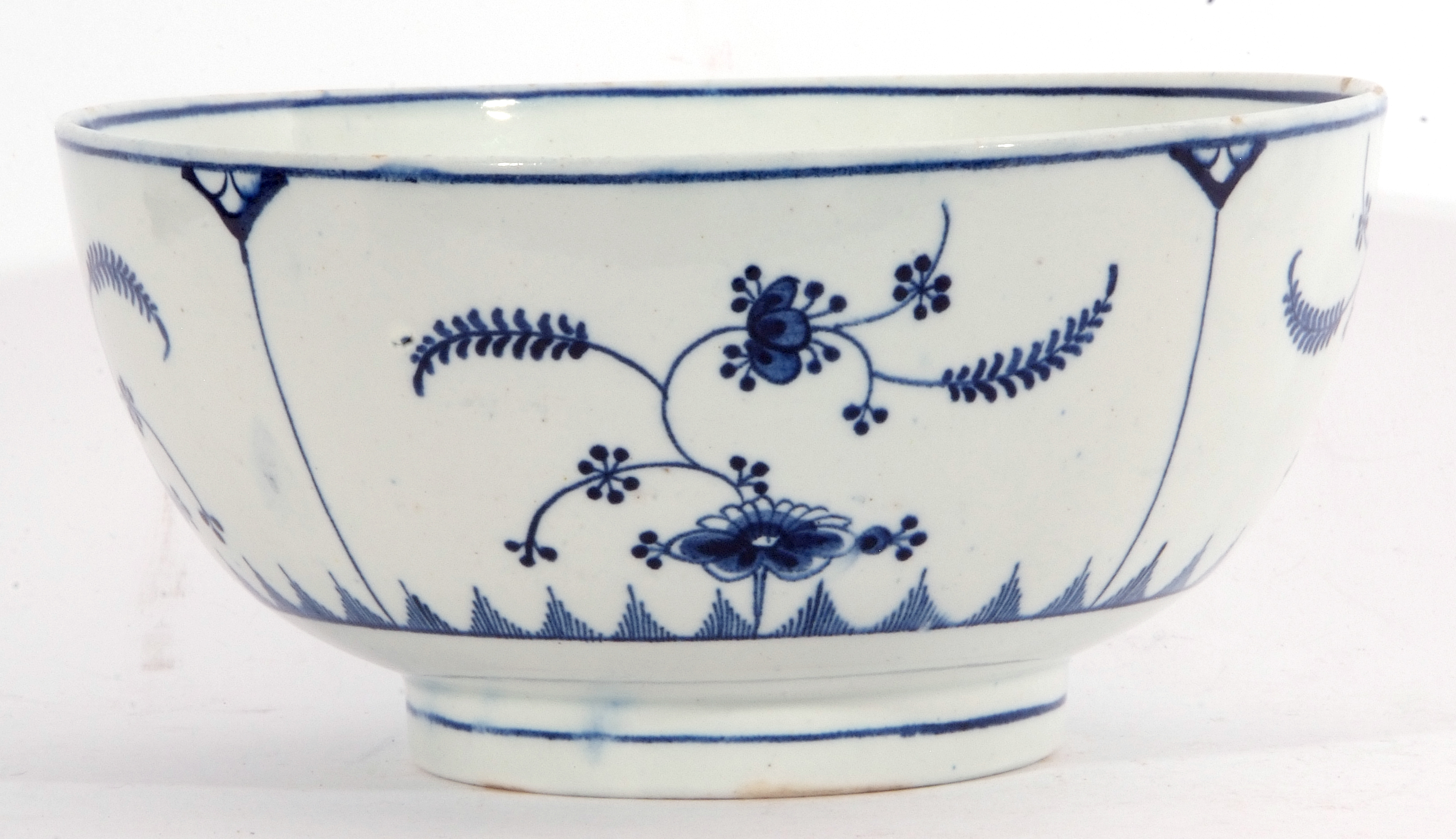 Lowestoft porcelain bowl decorated in bright tones of blue with the Meissen Immortelle pattern, - Image 5 of 7