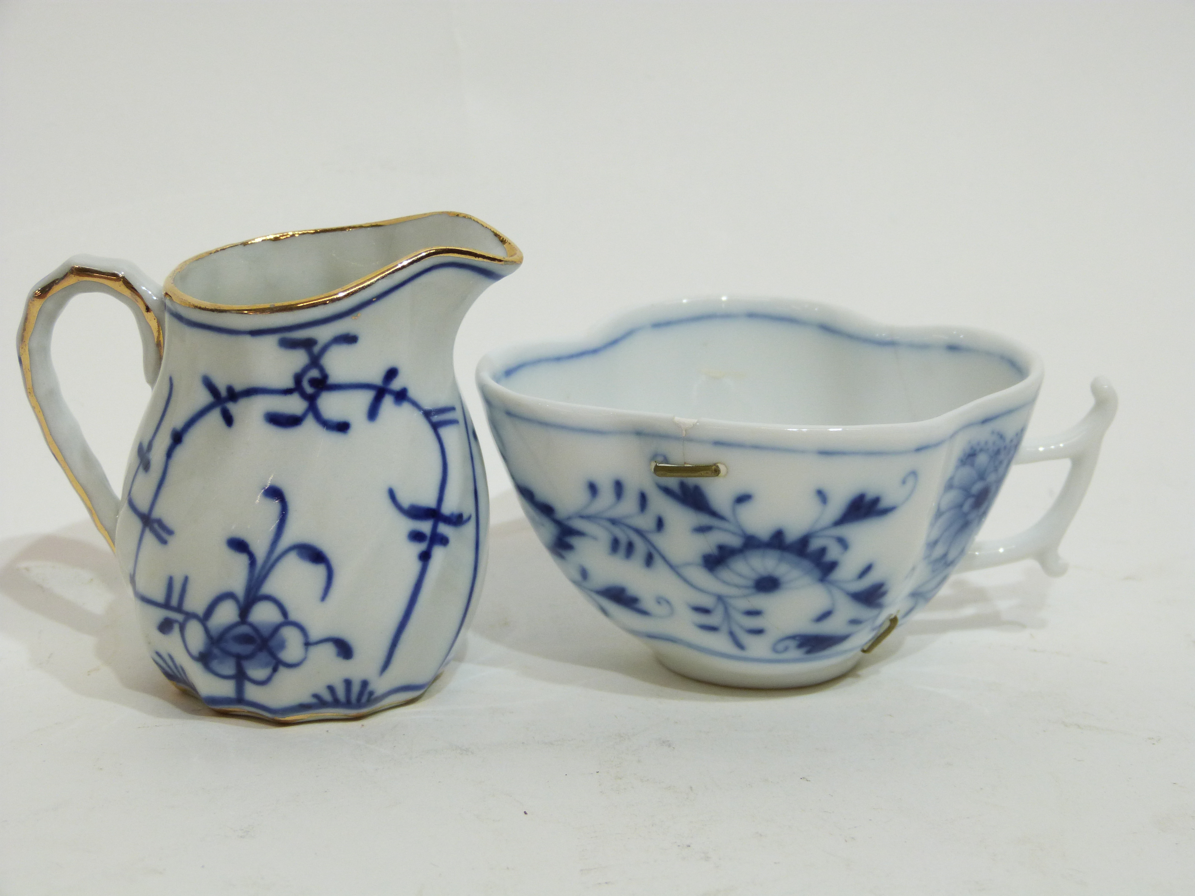 Miniature tea set with a blue design in Meissen style comprising small tea pot, sucrier and cover, - Image 5 of 6