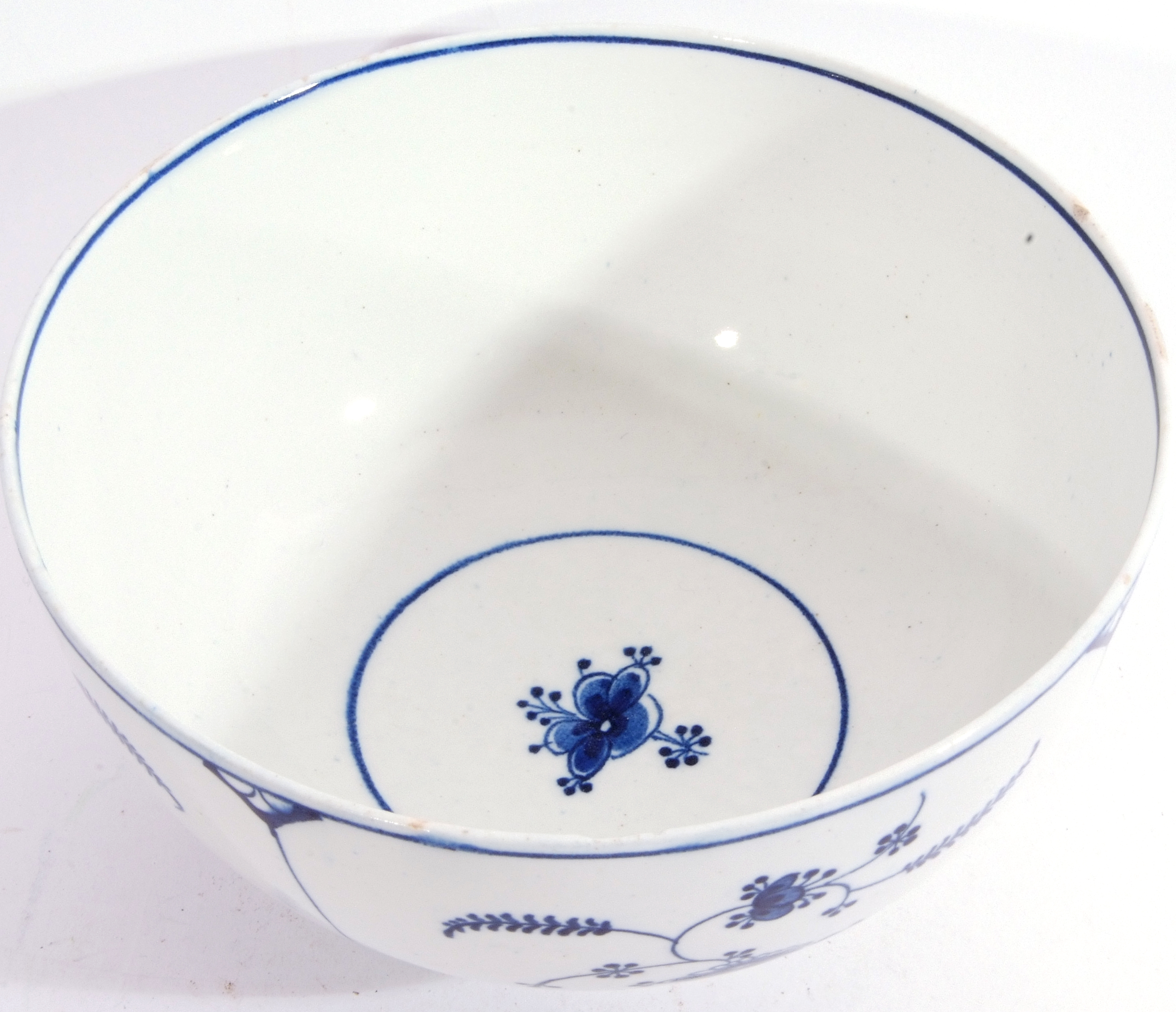 Lowestoft porcelain bowl decorated in bright tones of blue with the Meissen Immortelle pattern, - Image 6 of 7