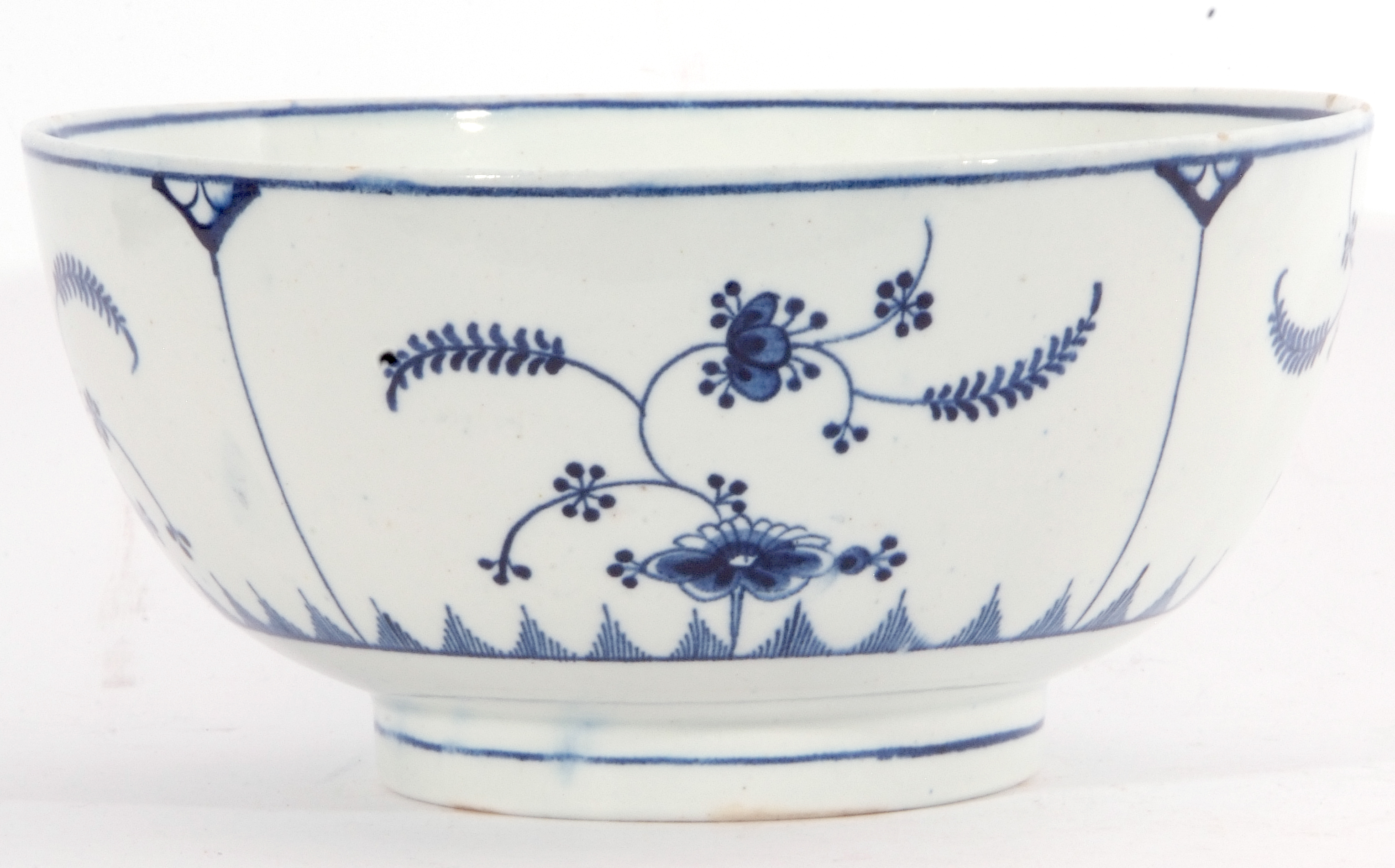 Lowestoft porcelain bowl decorated in bright tones of blue with the Meissen Immortelle pattern, - Image 3 of 7