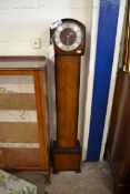 EARLY 20TH CENTURY GRANDMOTHER CLOCK IN WALNUT VENEERED CASE, 134CM HIGH