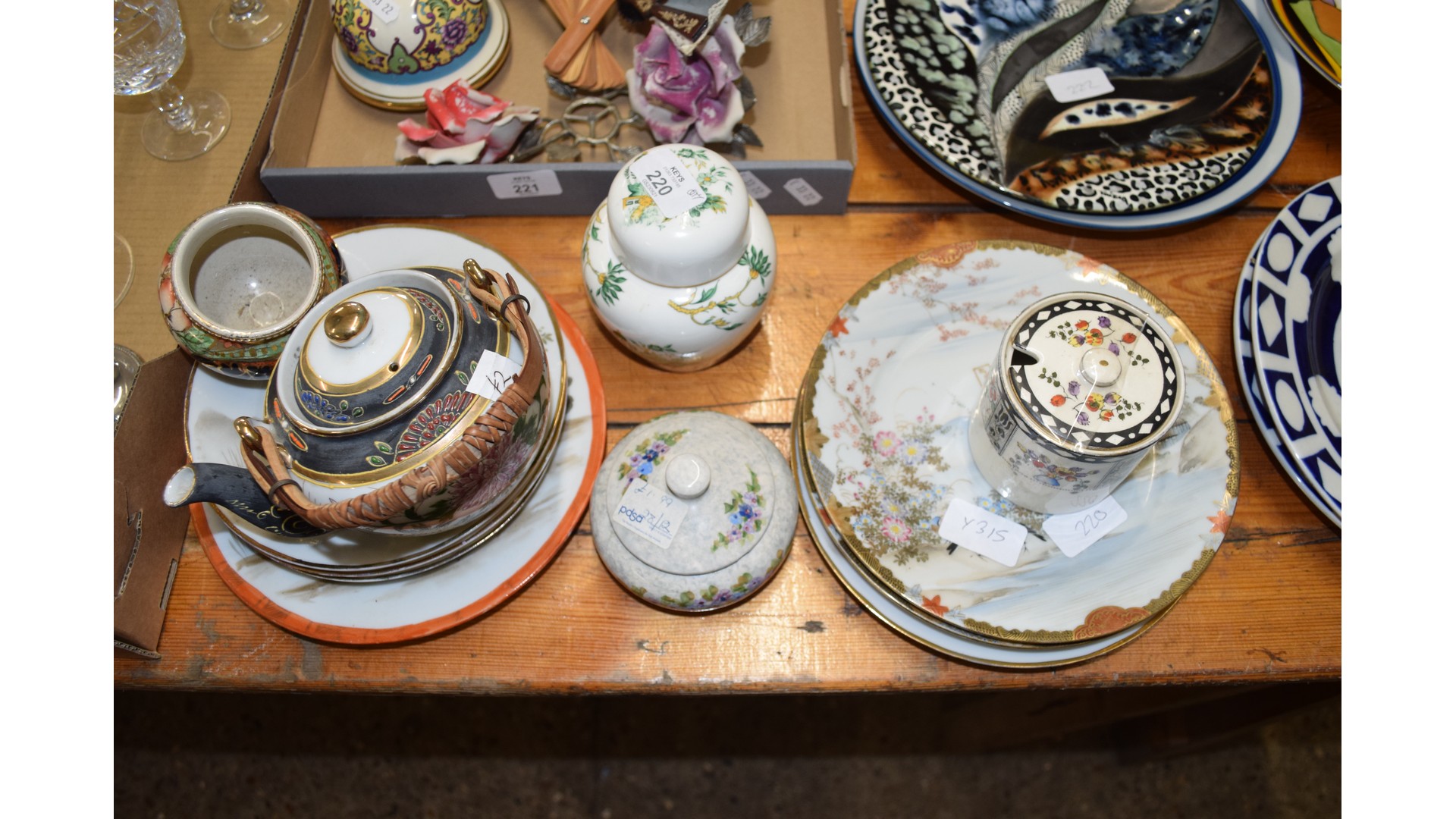 MIXED LOT OF CERAMICS TO INCLUDE JAPANESE DECORATED PLATES, CROWN STAFFORDSHIRE GINGER JAR ETC - Image 2 of 2