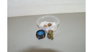 MIXED LOT TO INCLUDE SMALL NETSUKE, CLOISONNE SALT POT AND A HARDSTONE MODEL CAT