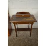 EDWARDIAN MAHOGANY LADIES WRITING DESK, THE TOP INSET WITH LEATHER WRITING SURFACE AND SINGLE FRIEZE