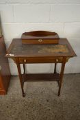 EDWARDIAN MAHOGANY LADIES WRITING DESK, THE TOP INSET WITH LEATHER WRITING SURFACE AND SINGLE FRIEZE