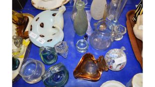MIXED LOT OF GLASS WARES TO INCLUDE VASELINE GLASS BOWL, VASES, ART GLASS DISHES ETC