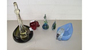 MIXED LOT OF ART GLASS WARES TO INCLUDE MDINA GLASS SEA HORSE, SWAN AND ELEPHANT