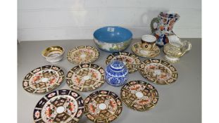 CERAMICS COMPRISING ROYAL CROWN DERBY IMARI PATTERN PLATES AND SAUCERS, A MASONS IRONSTONE JUG,