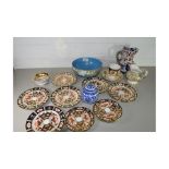 CERAMICS COMPRISING ROYAL CROWN DERBY IMARI PATTERN PLATES AND SAUCERS, A MASONS IRONSTONE JUG,