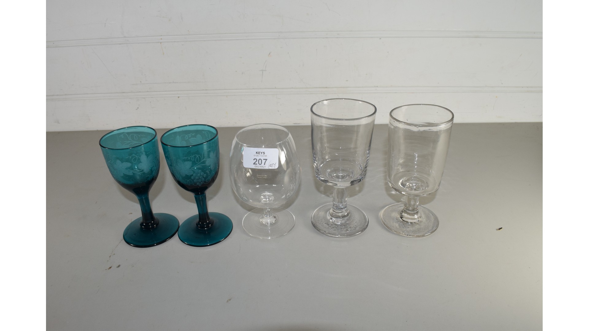 MIXED LOT OF GLASSES COMPRISING TURQUOISE WINES DECORATED WITH VINE LEAF DETAIL PLUS VARIOUS CLEAR