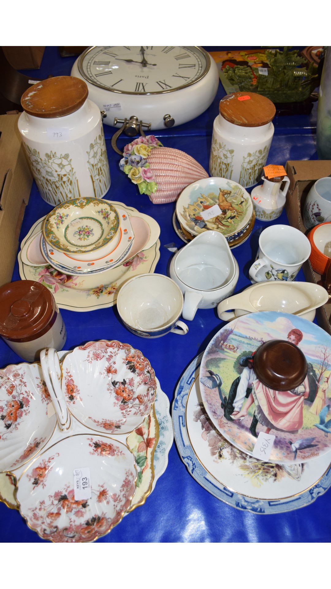 MIXED LOT OF CHINA WARES TO INCLUDE SILVAC WALL POCKET, HORNSEA STORAGE JARS, EDWARDIAN HORS D'