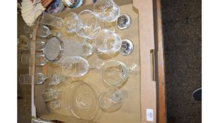 MIXED LOT OF GLASS WARES TO INCLUDE WINE GLASSES ETC