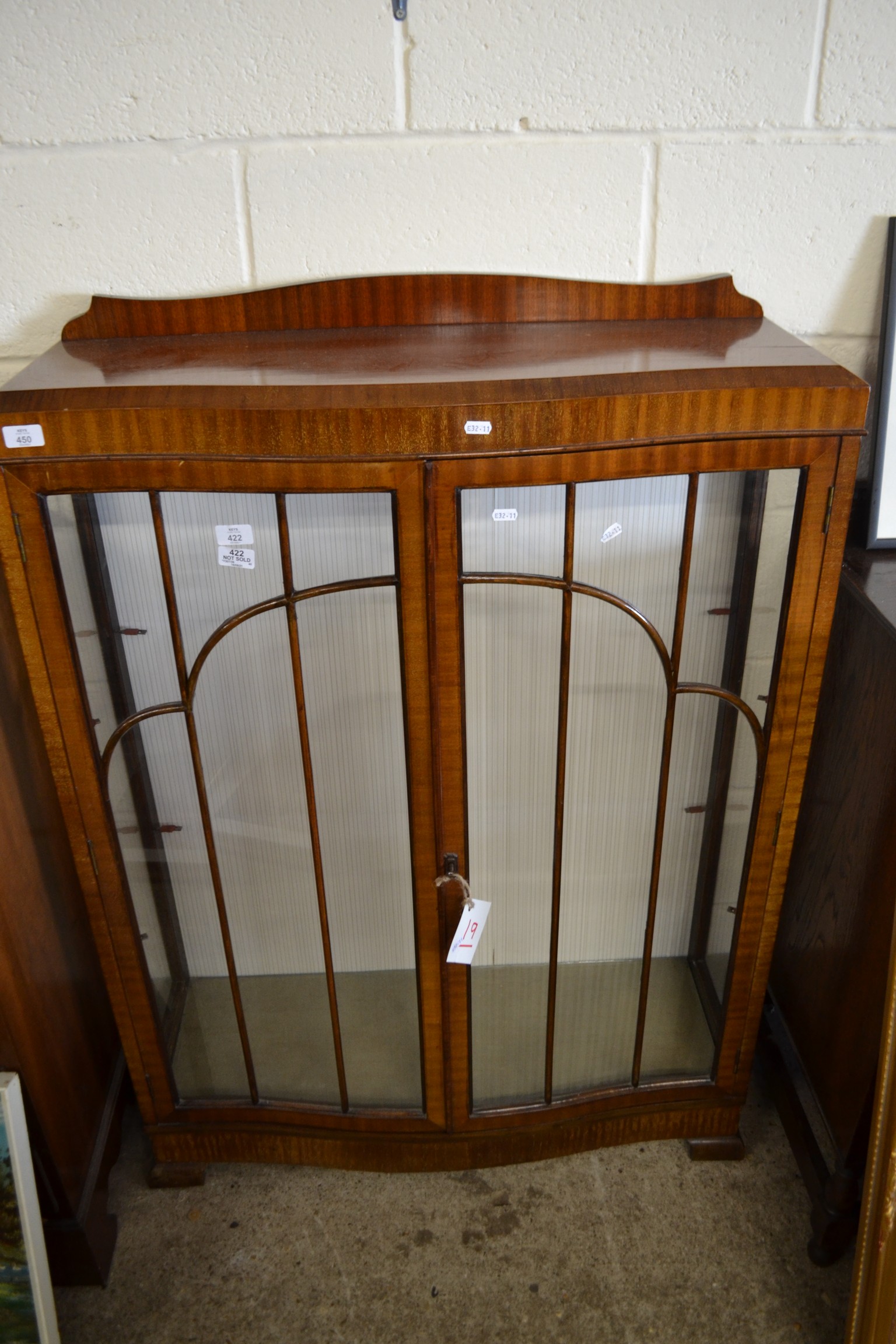 EARLY 20TH CENTURY SERPENTINE FRONT MAHOGANY VENEERED CHINA DISPLAY CABINET, 90CM WIDE