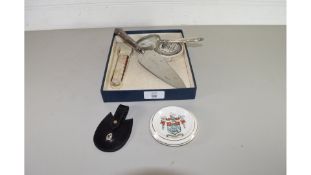 BOX MIXED ITEMS - A JAMES ATKINSONS BEARS GREASE POT LID, A SILVER HANDLED CAKE SLICE, MAGNIFYING