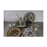 VARIOUS MIXED CERAMICS TO INCLUDE WEDGWOOD COLLECTORS PLATES, LAUREL KEELEY STONEWARE PLATE, ROYAL