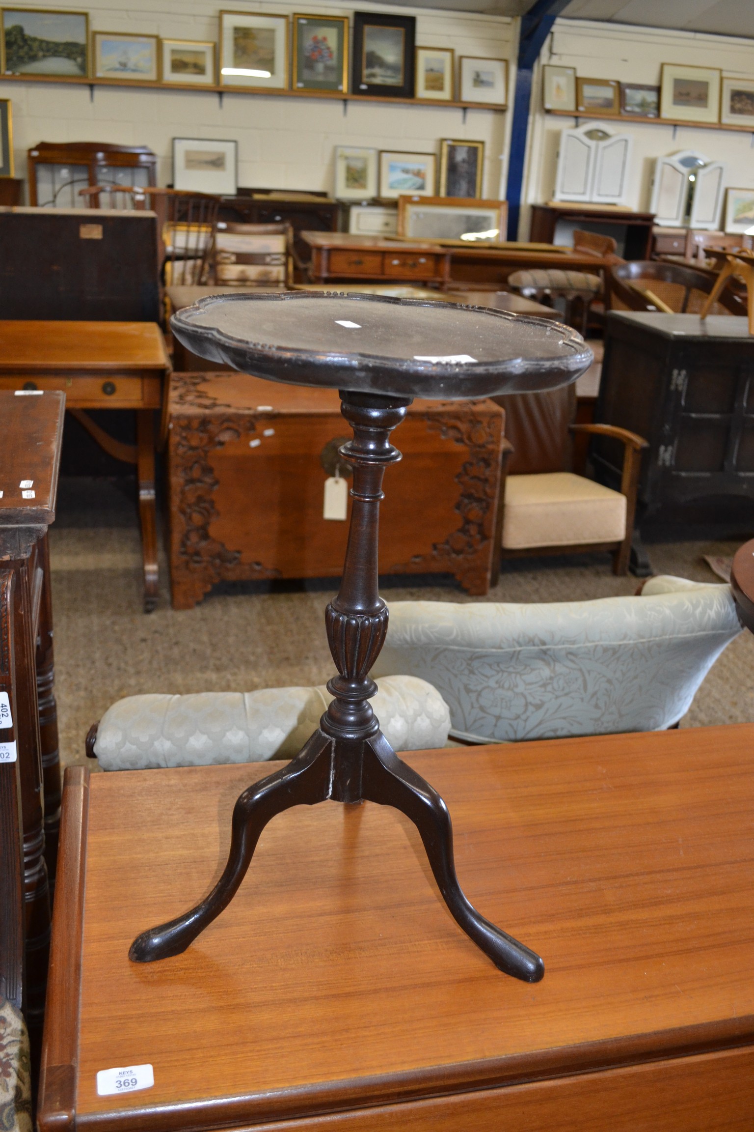 SMALL 20TH CENTURY MAHOGANY WINE TABLE ON TRIPOD BASE, 50CM HIGH