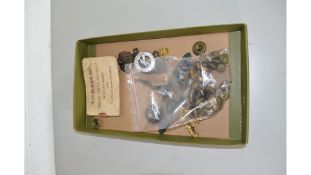 BOX VARIOUS MILITARY CAP BADGES, BUTTONS, ALLIED TROOPS ENGLISH ITALIAN DICTIONARY ETC