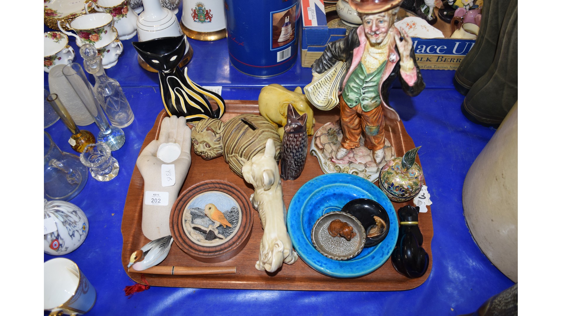 TRAY OF MIXED ORNAMENTS TO INCLUDE POTTERY ANIMALS, ASHTRAYS, BESWICK PETER SCOTT DUCK (A/F) ETC