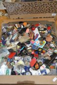 LARGE BOX OF MIXED KEYRINGS