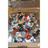 LARGE BOX OF MIXED KEYRINGS