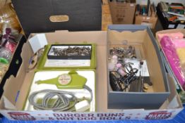 BOX OF MIXED ITEMS TO INCLUDE A SPEED ENGRAVER, VARIOUS VINTAGE KEYS ETC