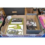 BOX OF MIXED ITEMS TO INCLUDE A SPEED ENGRAVER, VARIOUS VINTAGE KEYS ETC