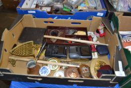 BOX OF MIXED WARES TO INCLUDE MODERN PRESENTATION SHIELD, BRASS FLAT IRON STAND ETC