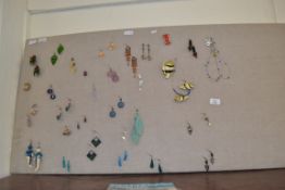 DISPLAY BOARD CONTAINING VARIOUS MODERN EARRINGS AND COSTUME JEWELLERY