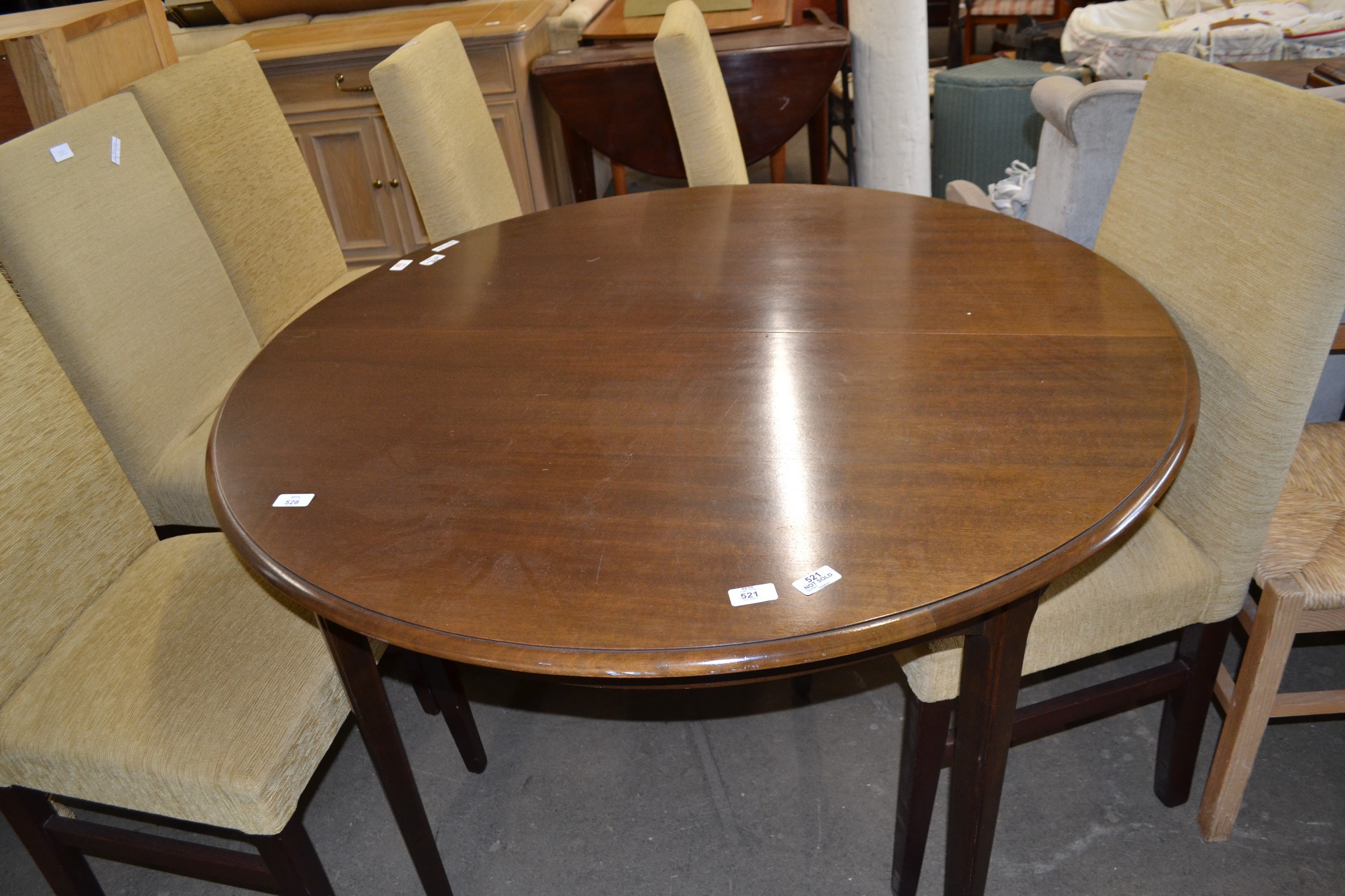 MODERN MAHOGANY FINISH EXTENDING OVAL DINING TABLE AND SIX UPHOLSTERED CHAIRS, TABLE 159CM WIDE