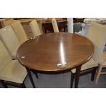 MODERN MAHOGANY FINISH EXTENDING OVAL DINING TABLE AND SIX UPHOLSTERED CHAIRS, TABLE 159CM WIDE