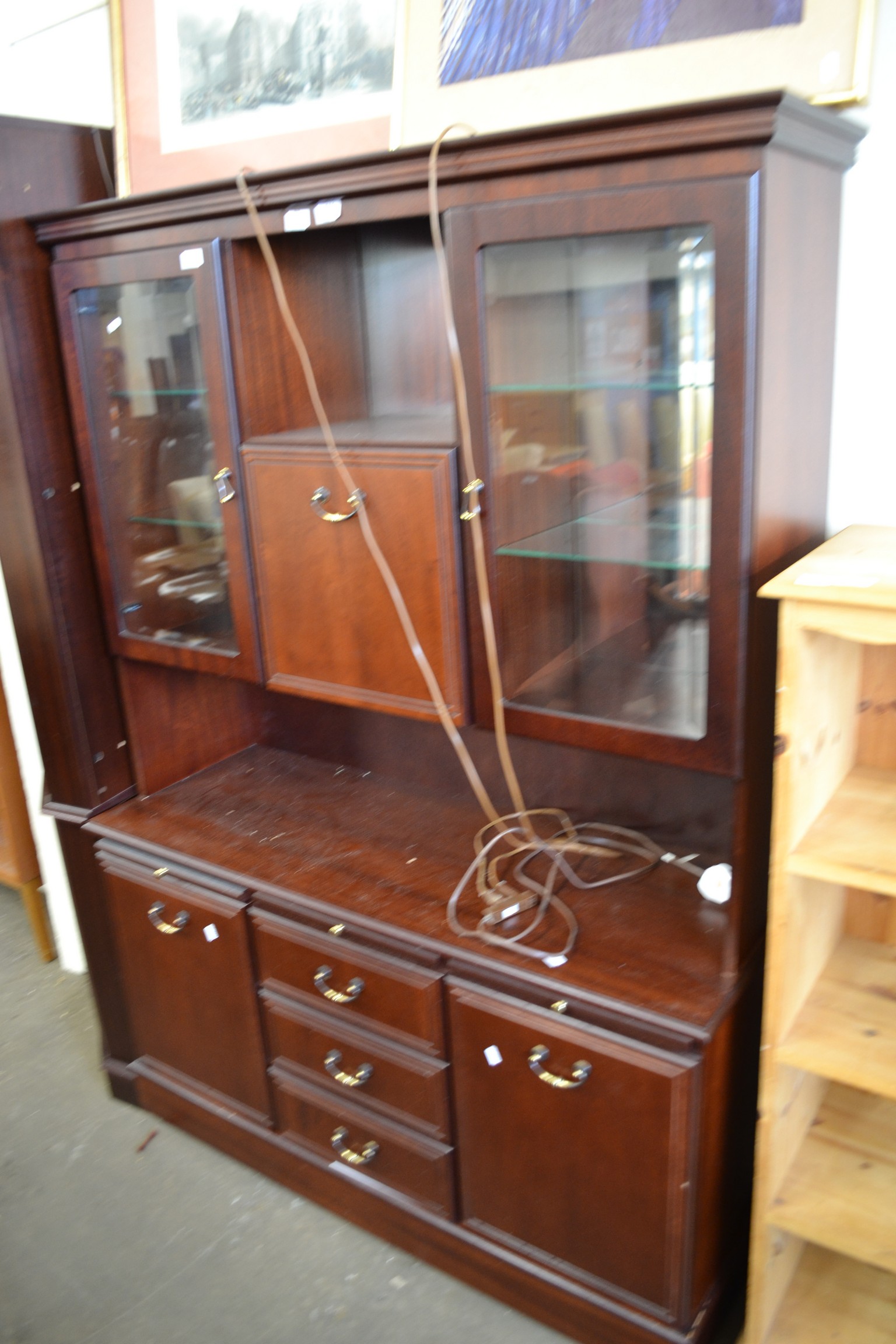 MODERN MAHOGANY EFFECT LOUNGE DISPLAY CABINET, 117CM WIDE