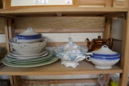 "MIXED LOT: CERAMICS AND GLASS WARES TO INCLUDE COPPER LUSTRE TEA POT, VICTORIAN GARLAND PATTERN