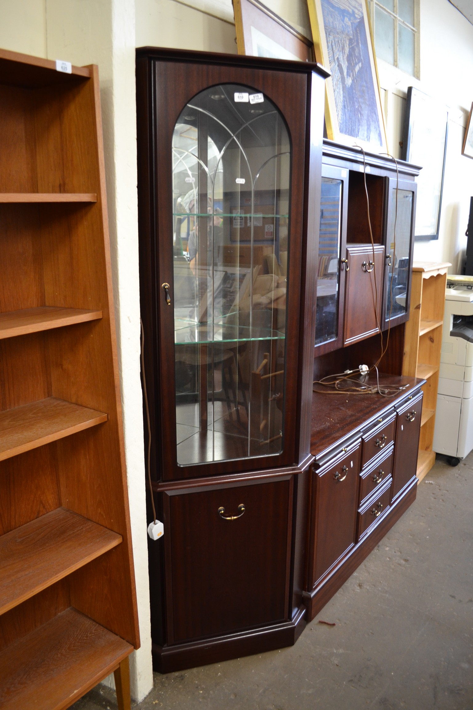 MODERN MAHOGANY EFFECT CORNER DISPLAY CABINET, 183CM HIGH