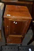 SMALL EARLY 20TH CENTURY MAHOGANY SINGLE DOOR BEDSIDE CABINET, 76CM HIGH