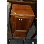 SMALL EARLY 20TH CENTURY MAHOGANY SINGLE DOOR BEDSIDE CABINET, 76CM HIGH